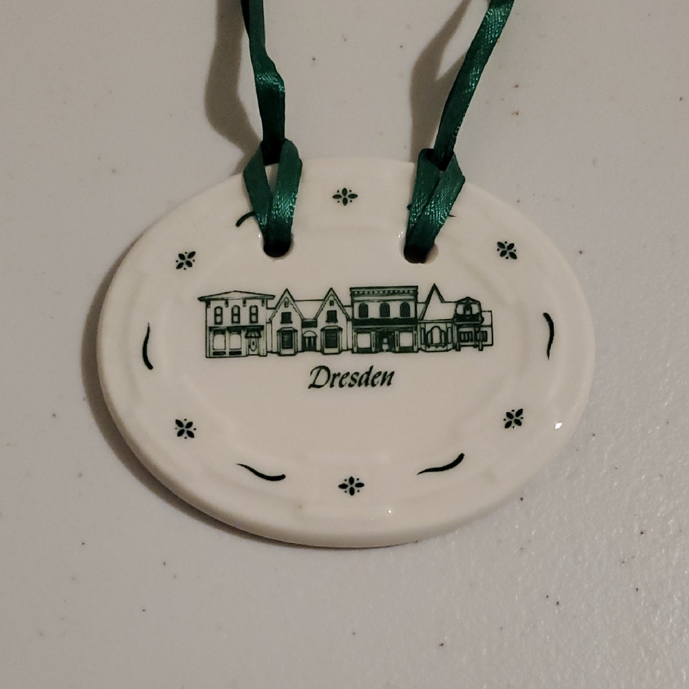 Dresden Longaberger Ceramic Large Tie-on Ornament - White and Green 🐧